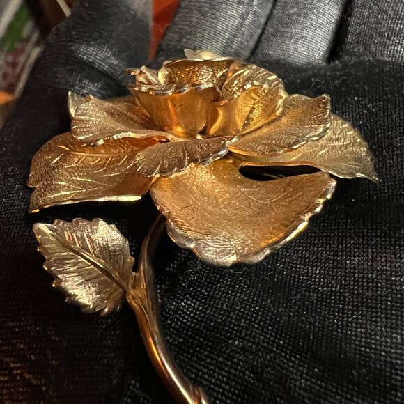 Vintage Monet large gold tone rose flower brooch pin MCM jewelry signed designer - Picture 3 of 7